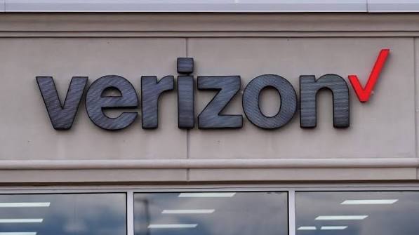 The Mobile Choice storefront displaying its Verizon indirect-dealership sign.